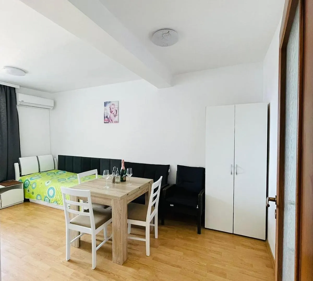 Апартамент Широк Център Варна15 Минути До Центъра Apartment